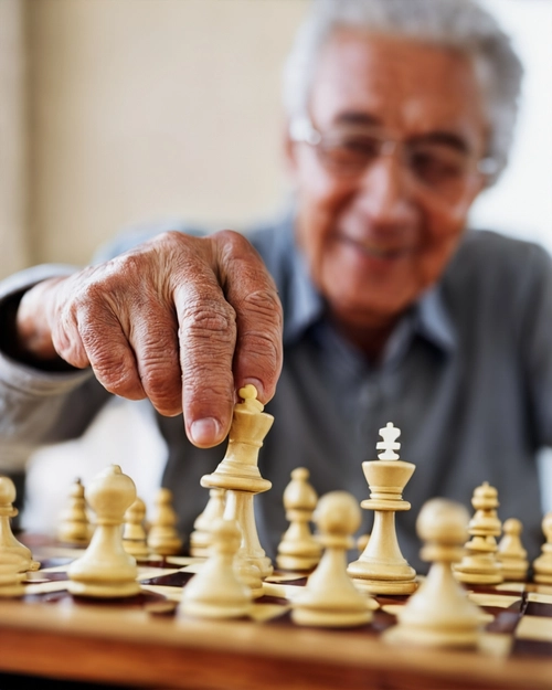elderly-man-playing-chess-0410-5700878